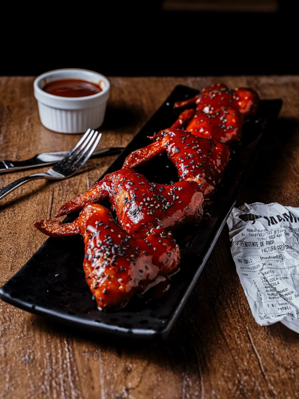 Alitas de pollo con salsa BBQ casera y kimchee japonesa