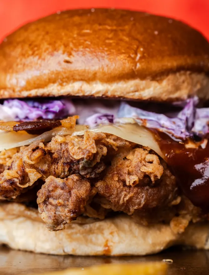 Detalle de la Burger Crispy con ensalada de col
