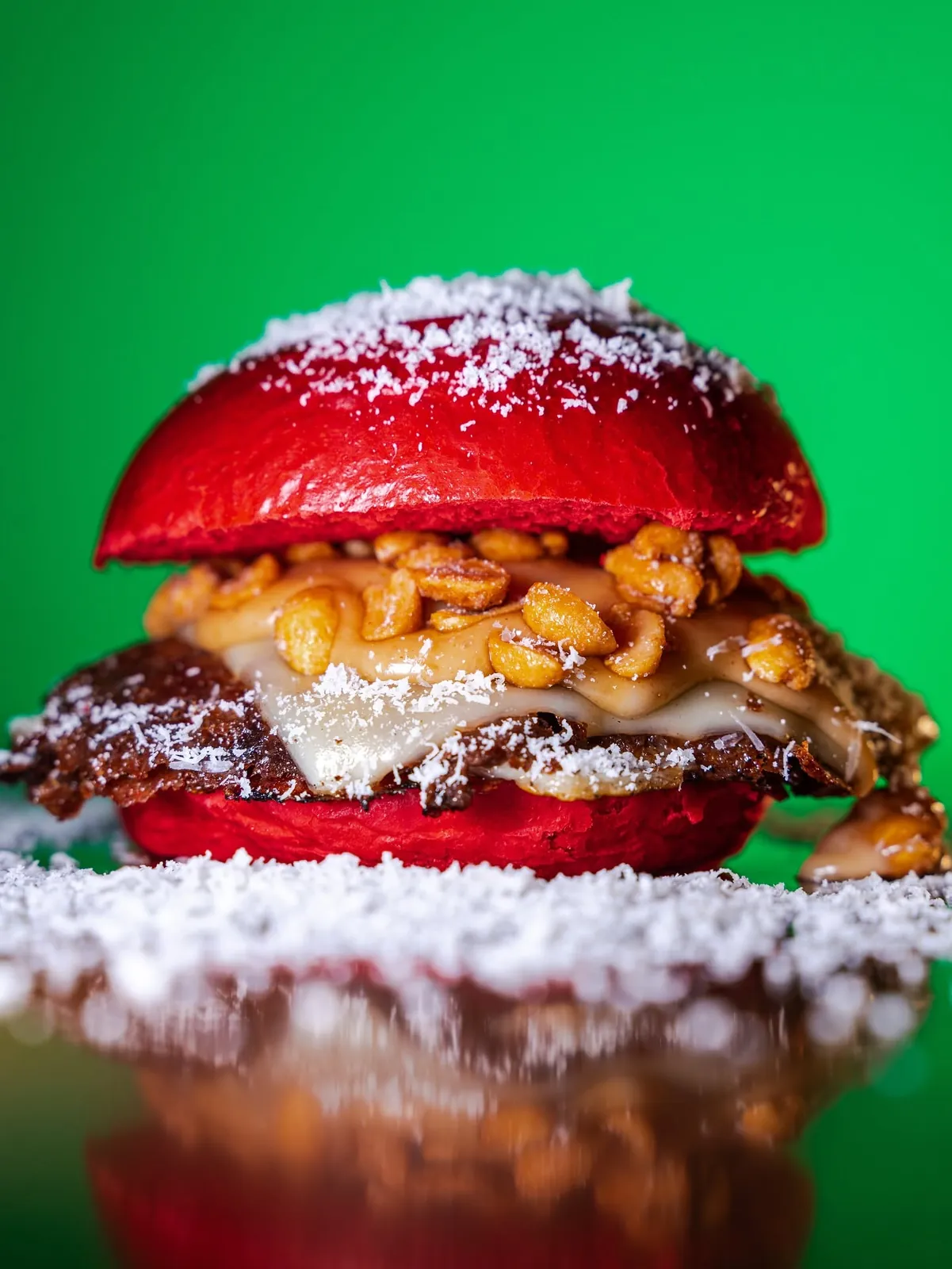 Burger de edición especial con pan rojo y lluvia de coco