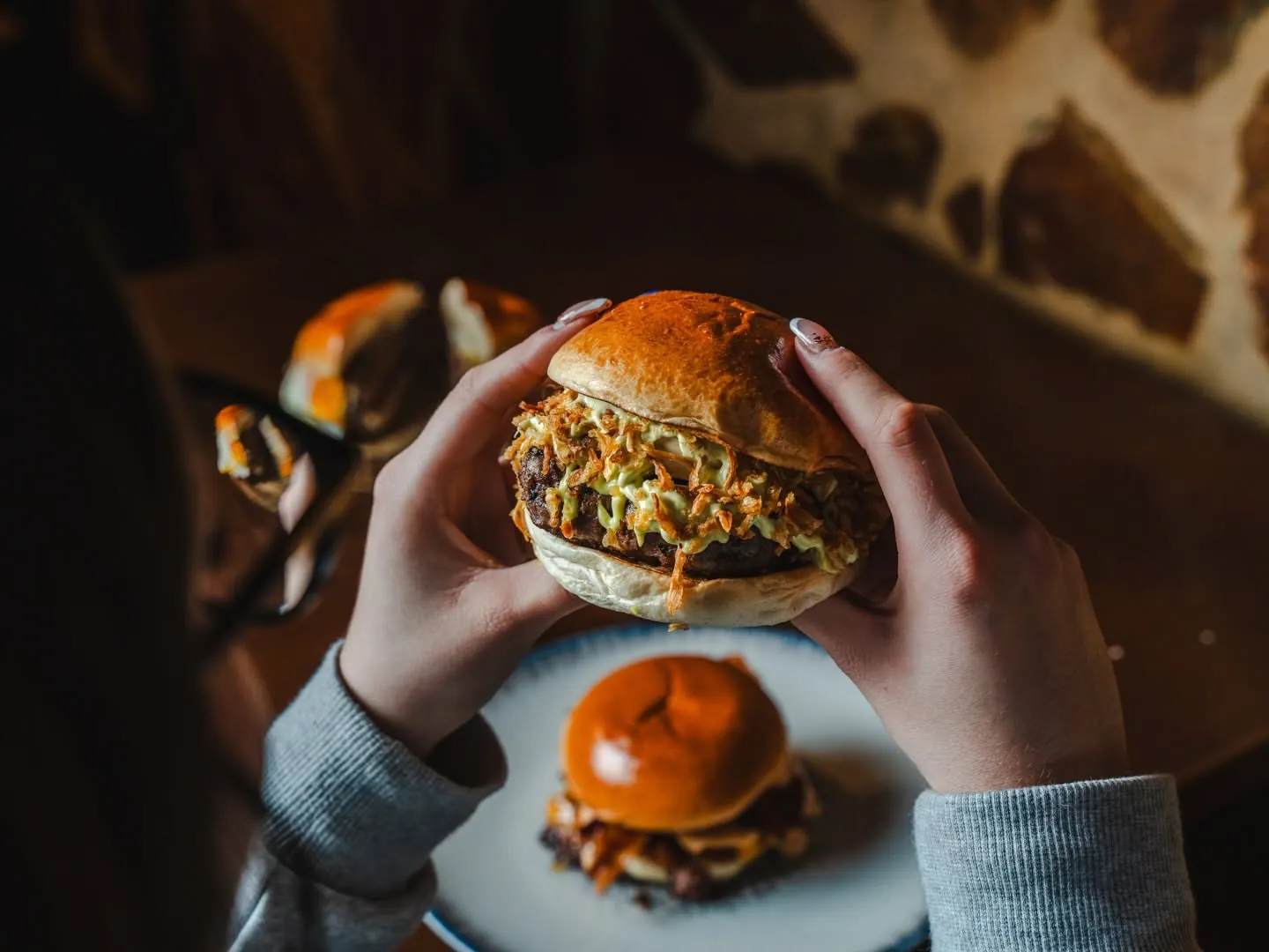 Clienta sujetando una Burger Lanzarote en la mesa
