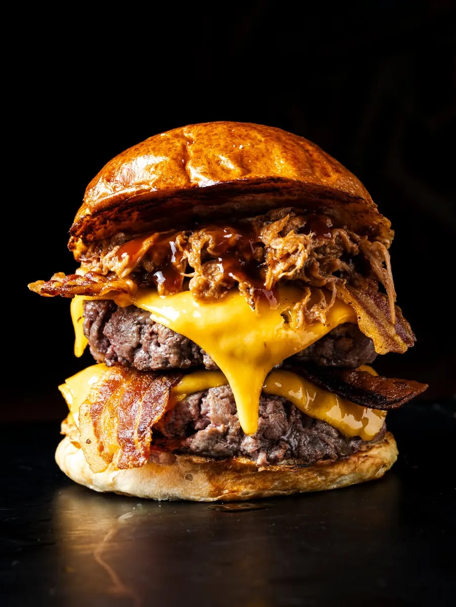 Burger Mamud con pulled pork y cheddar fundido