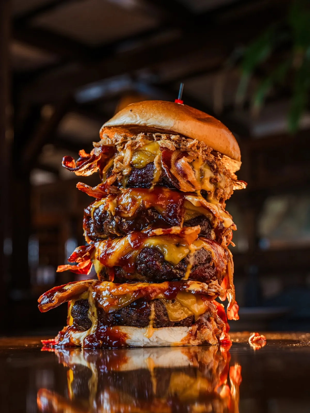 Torre de cuatro carnes con bacon, cheddar y salsa BBQ