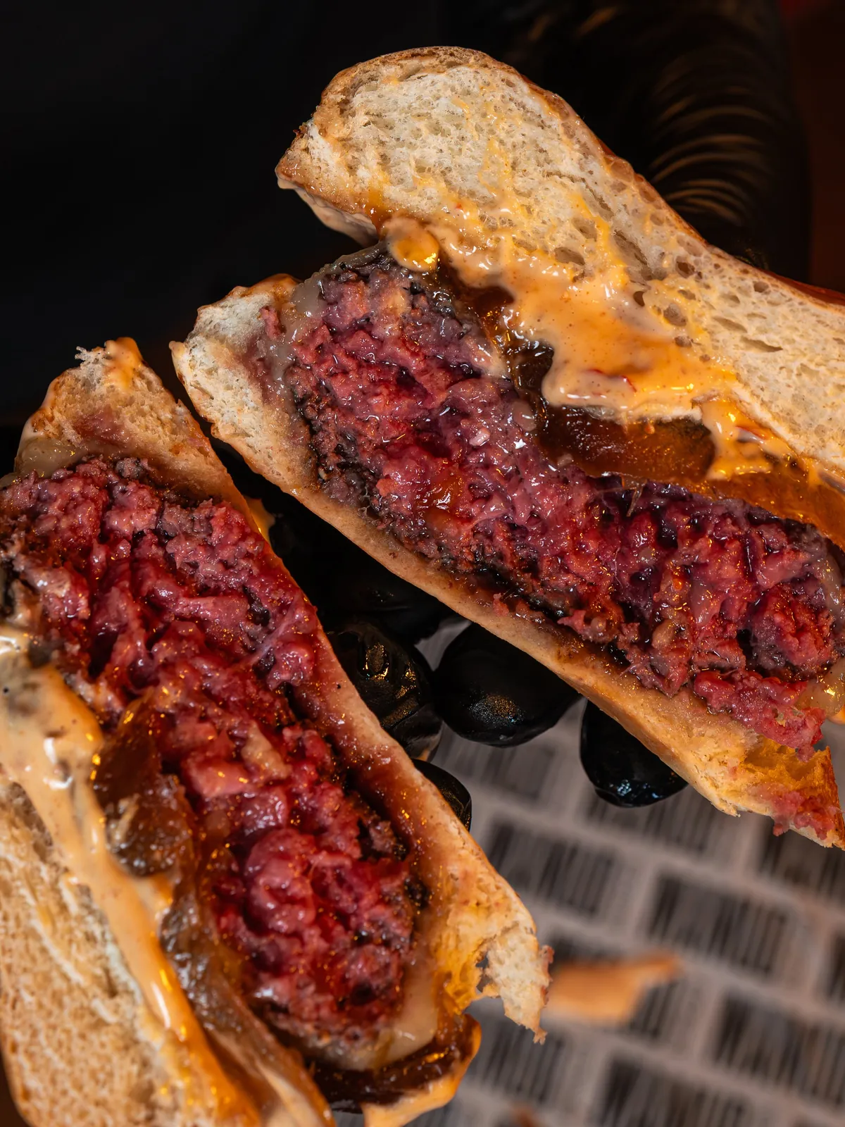 Corte de una burger con la carne madurada jugosa por dentro