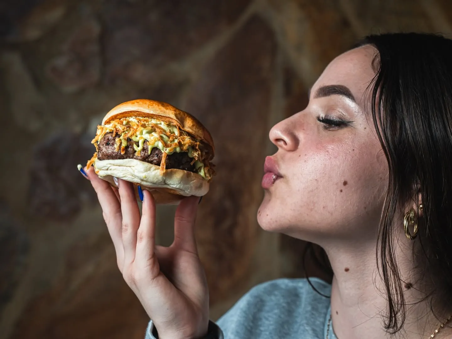 Clienta a punto de besar su burger