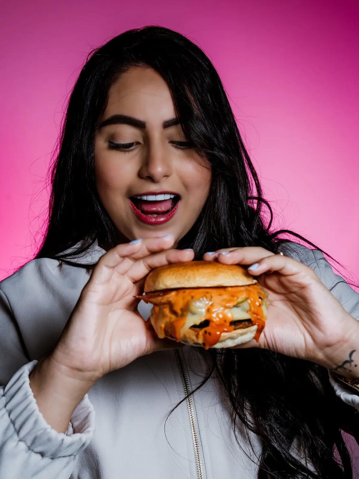 Clienta a punto de probar una Burger Emmy