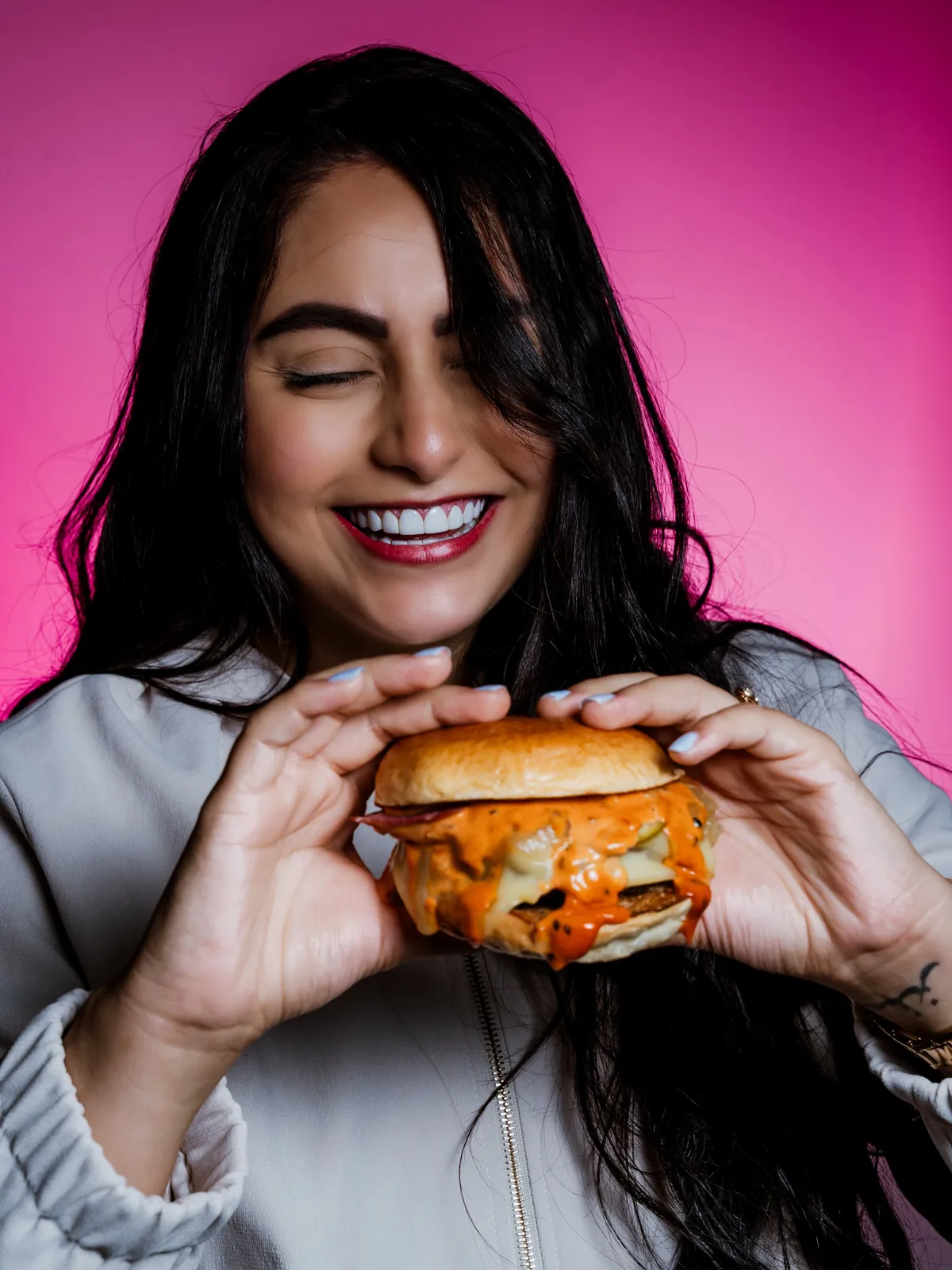 Clienta sonriendo con su Burger Emmy