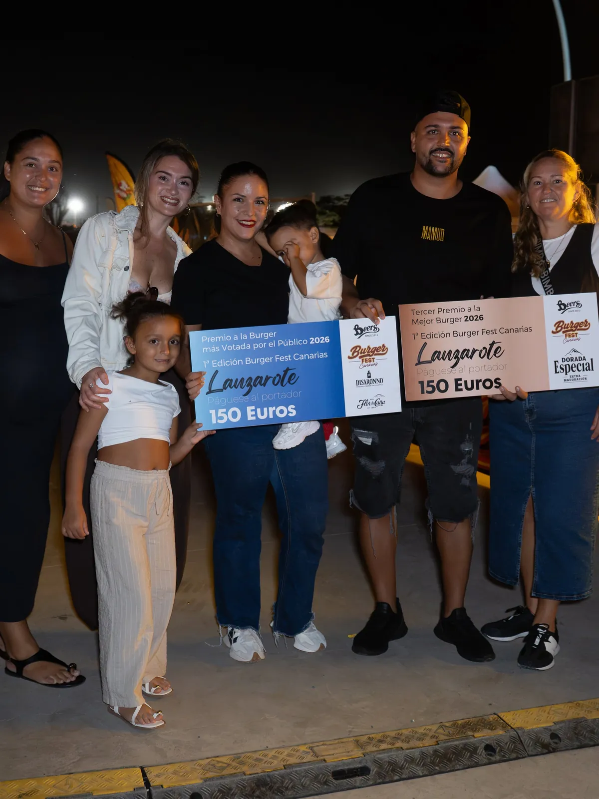Equipo y familia de Mamud posando con los premios del Burger Fest Canarias