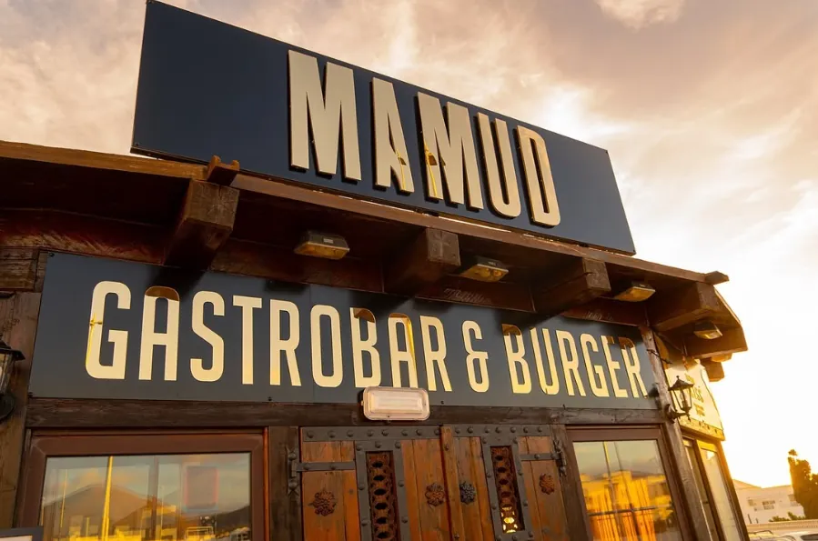 Fachada de Mamud Gastrobar & Burger en Tías al atardecer