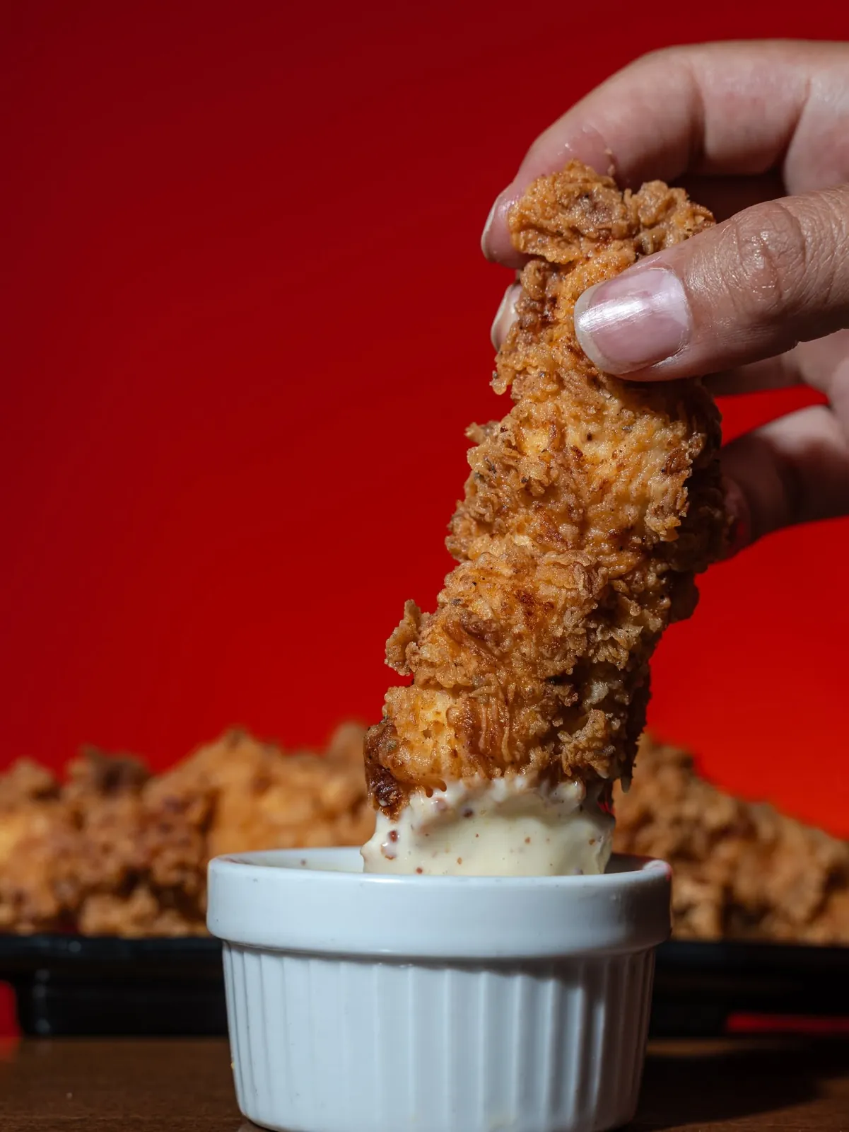 Fingers de pollo estilo Kentucky con salsa de miel y mostaza