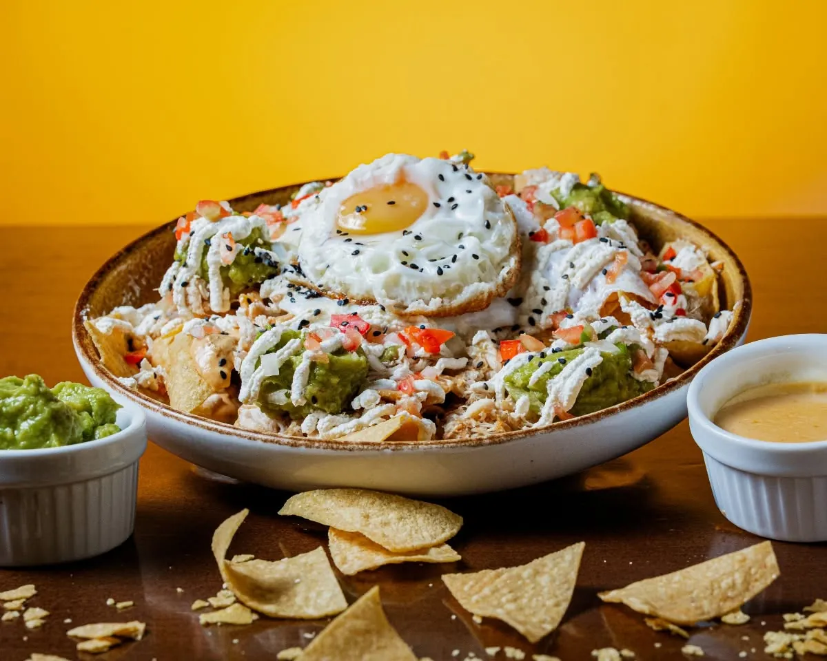 Nachos Mamud con huevo frito, guacamole y pico de gallo