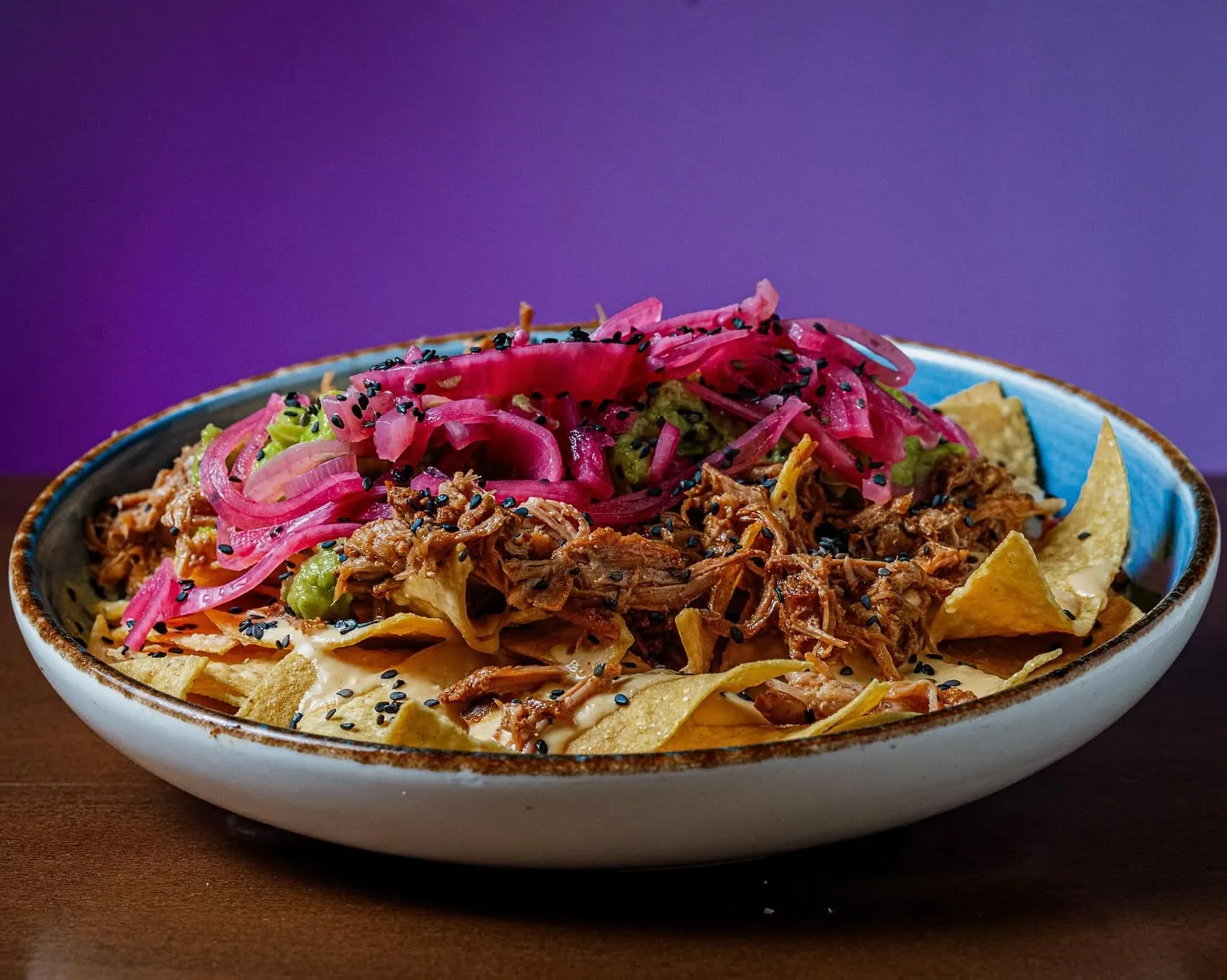Nachos Supreme con pulled pork y cebolla roja encurtida