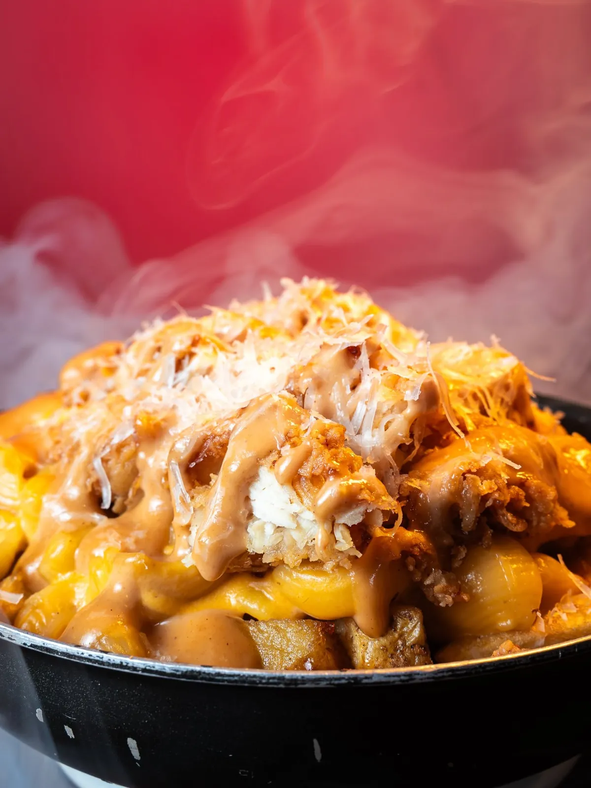 Papas Mamud humeantes con macarrones con queso, pollo crujiente y parmesano