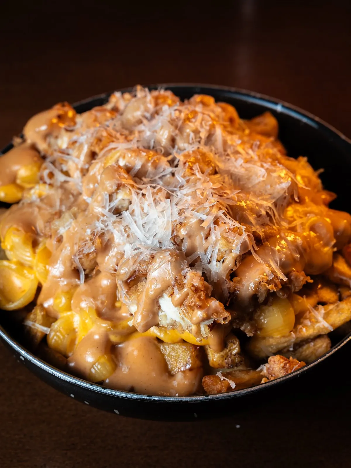 Papas Mamud con macarrones, pollo crujiente y parmesano