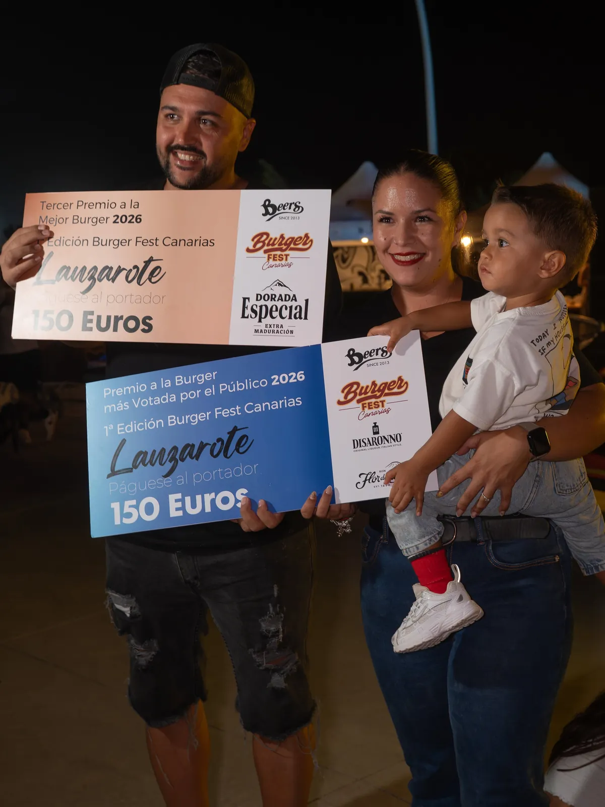 Cheques del primer premio de la votación del público y del tercer premio del jurado del Burger Fest Canarias Lanzarote 2026