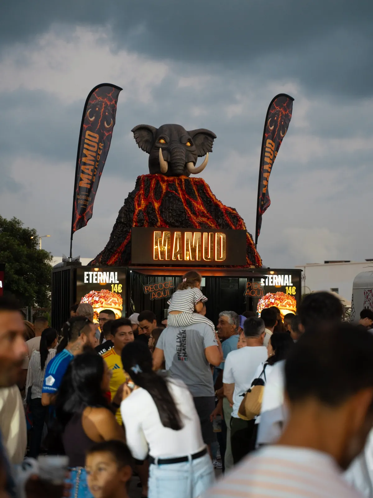 Público haciendo cola al atardecer frente al stand de Mamud