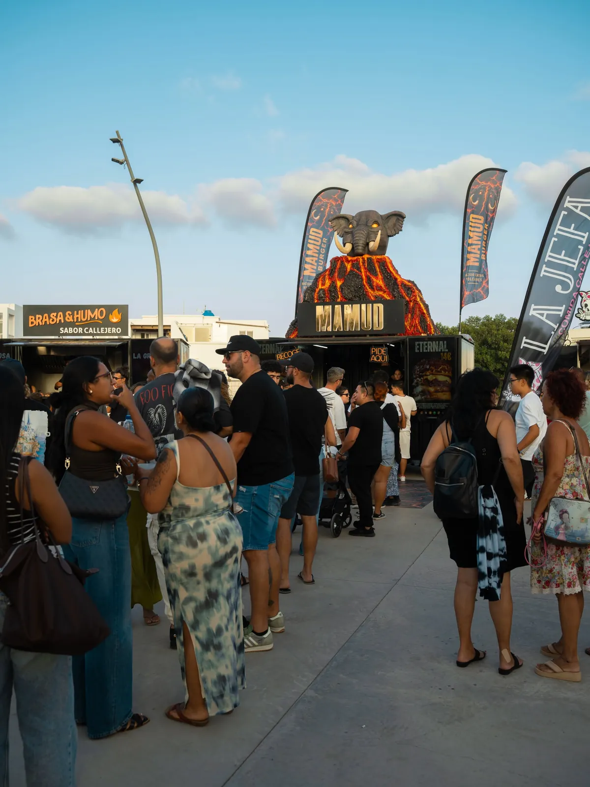 Cola de público frente al stand de Mamud en Playa Honda