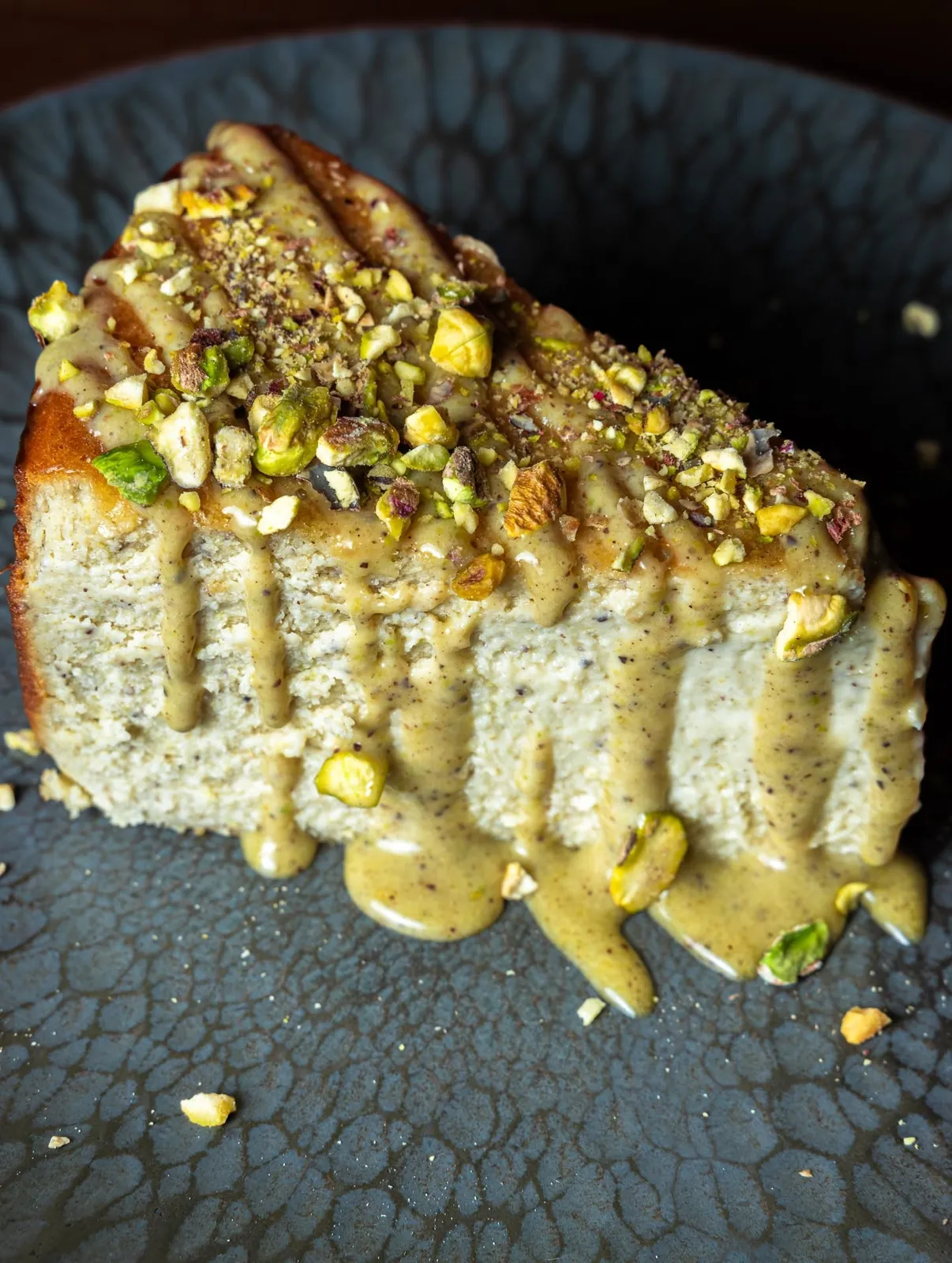 Tarta de queso casera con chocolate blanco y pistacho